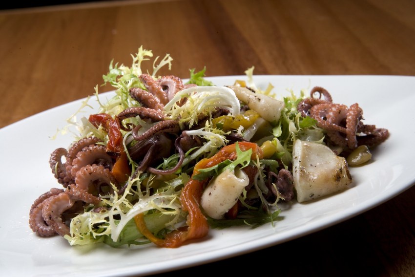 Салат с морепродуктами морской коктейль