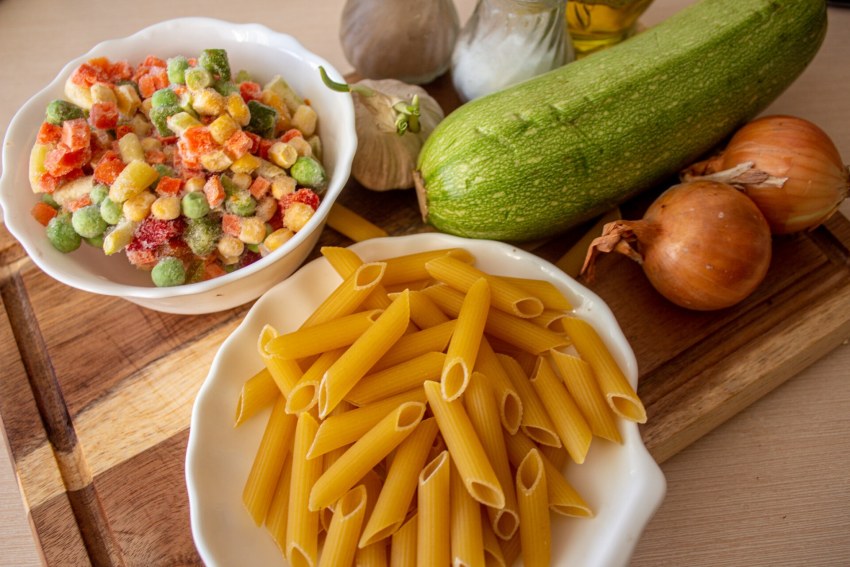 Салат с маринованной спаржей, свежими овощами