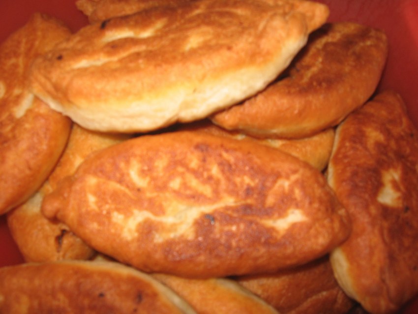 Пирожки жареные на тарелке
