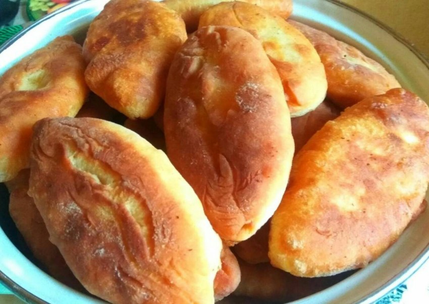 Пирожки на столе