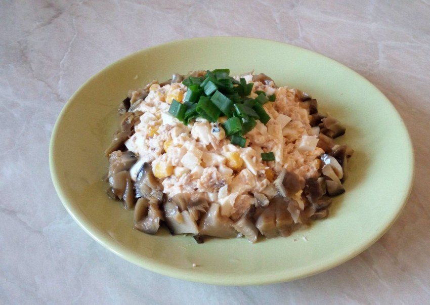Салат с тунцом и грибами