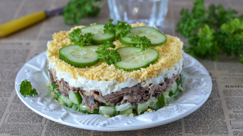 Салат кукуруза с рыбной консервой