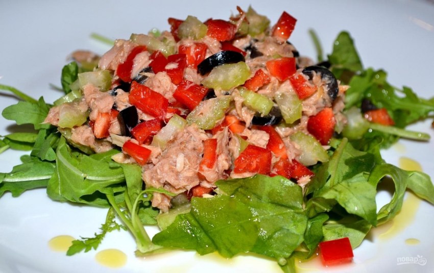Салат с тунцом и кукурузой и паприкой