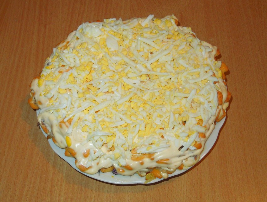 Торт Мимоза с крекером и консервой