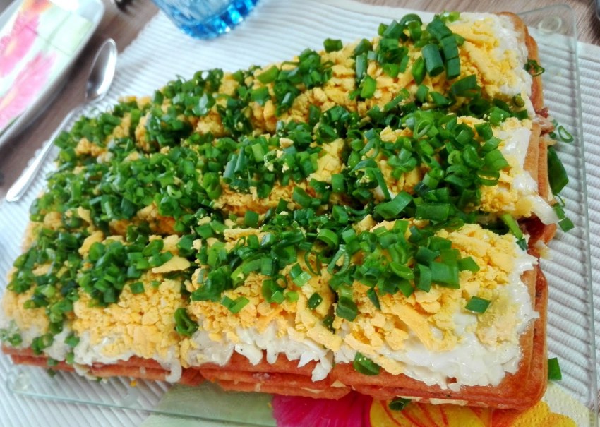 Салат с крекерами и рыбными консервами
