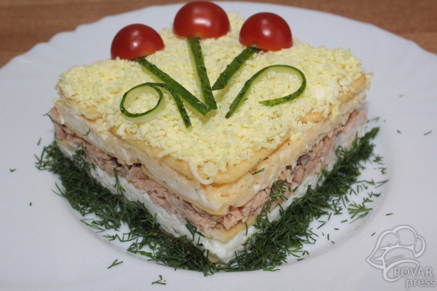 Салат с тунцом и крекерами