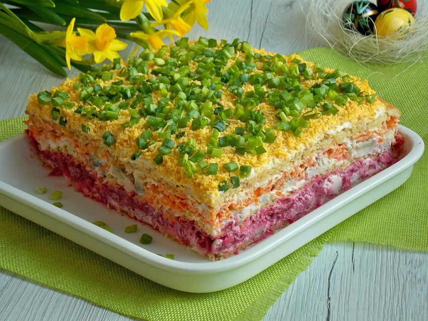 Салат крекерный торт