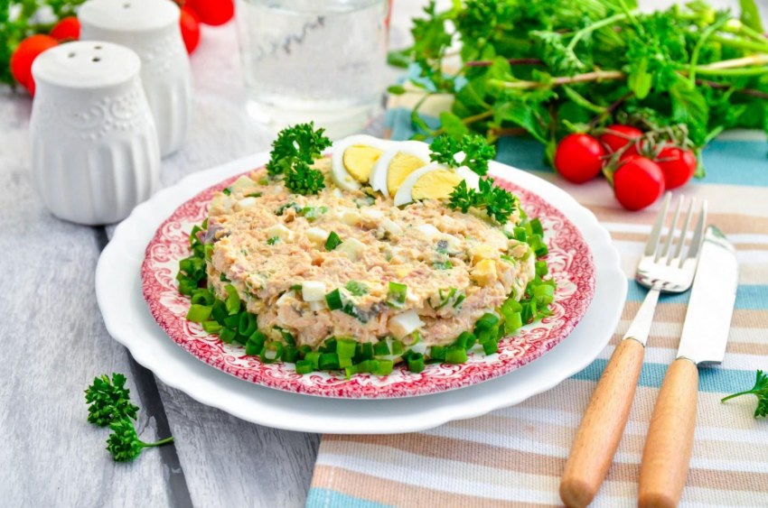 Салат с красной рыбой сверху слоями