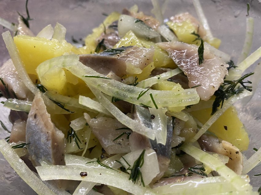 Салат из консервированного кальмара