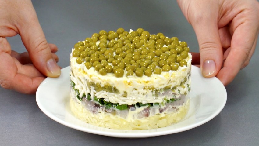Закуска из сельди с зеленым горошком