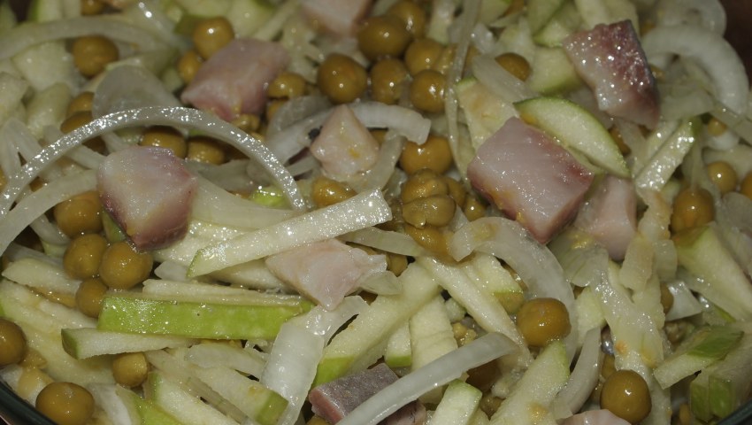 Салат с горошком и яйцом
