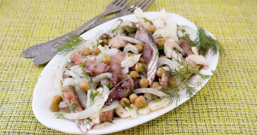 Сельдь с горошком и луком