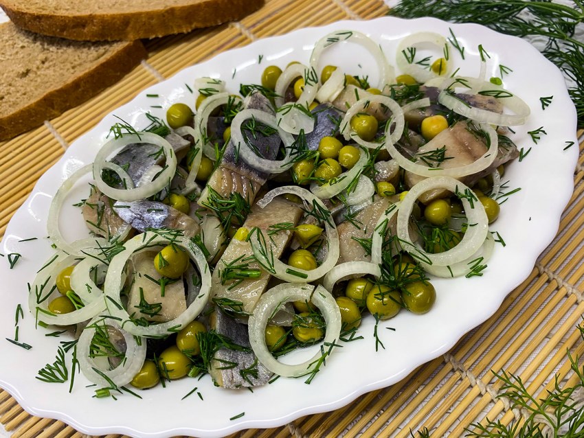 Закуска из сельди с зеленым горошком