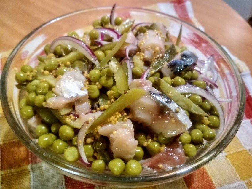 Селедка с зеленым горошком
