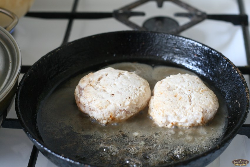 Биточки с рисом и соусом