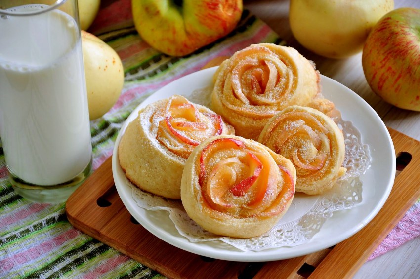 Сдобные булочки с яблоками