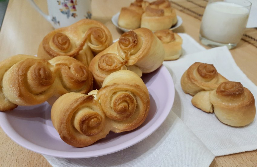 Красивые булочки с маслом и сахаром