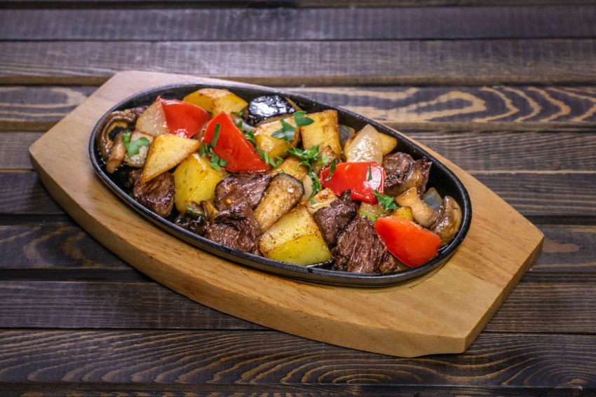 Мясо с помидорами