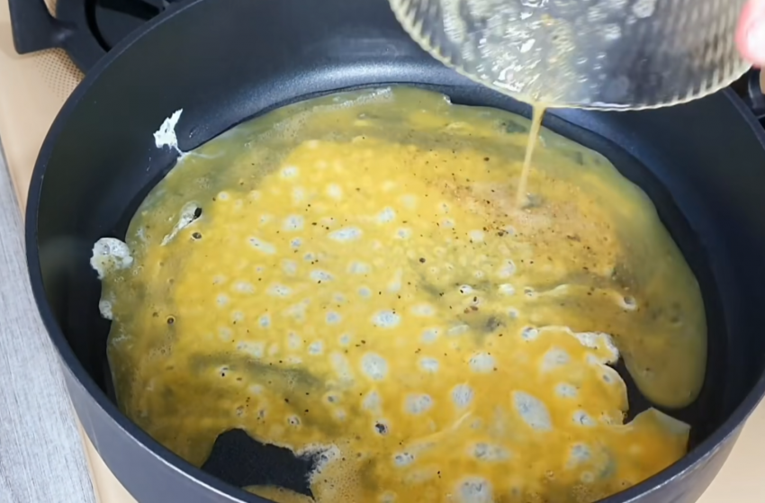 Двухслойный омлет с сыром