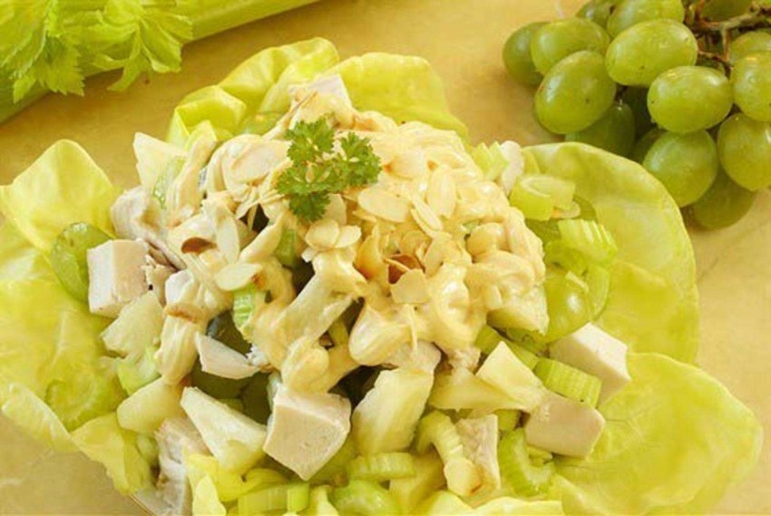 Салат с сельдереем стеблевым и яблоком и курицей
