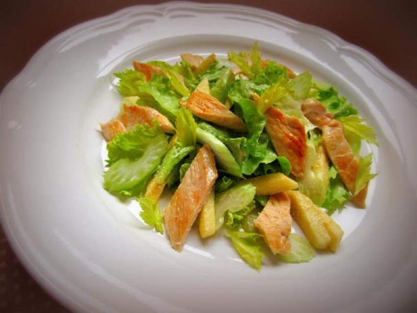 Салат с сельдереем и куриной грудкой и яблоками