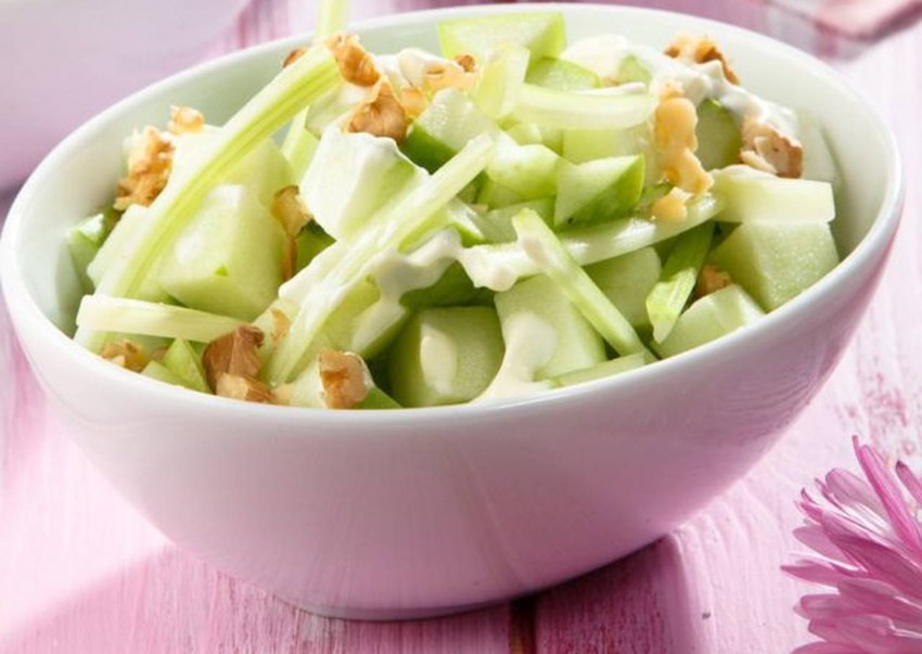 Салат из сельдерея стеблевого с яблоком и курицей