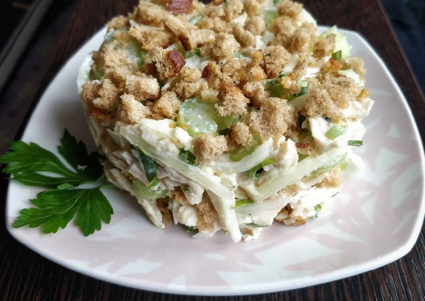 Салат из сельдерея и куриной грудки
