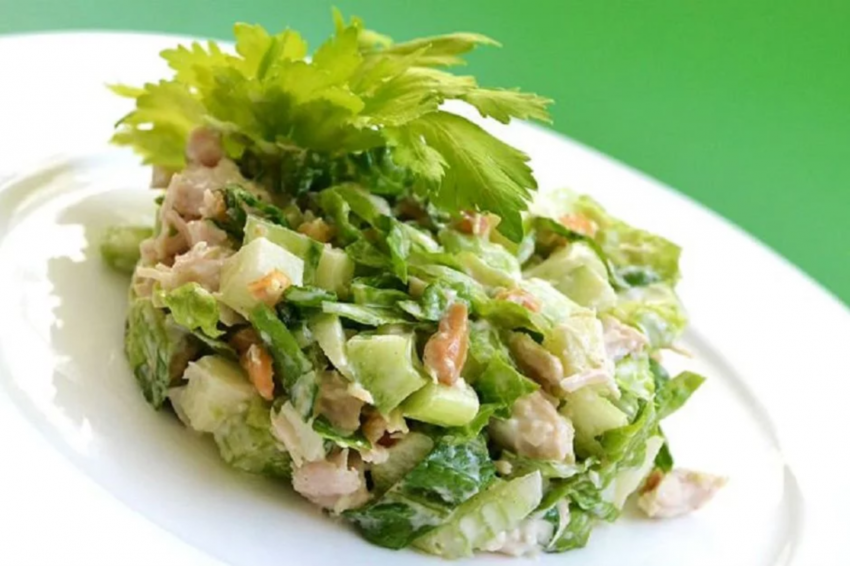 Салат из сельдерея с курицей и яблоком