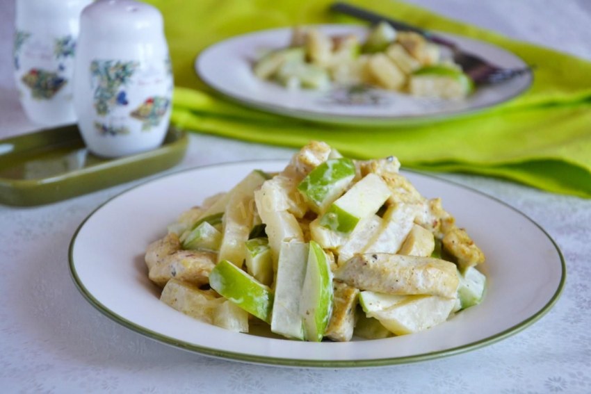 Салат с сельдереем и яблоком и курицей и ананасом