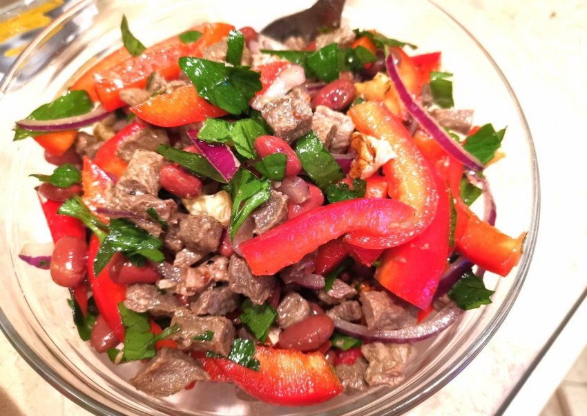 Салат Тбилиси с красной фасолью куриной грудкой