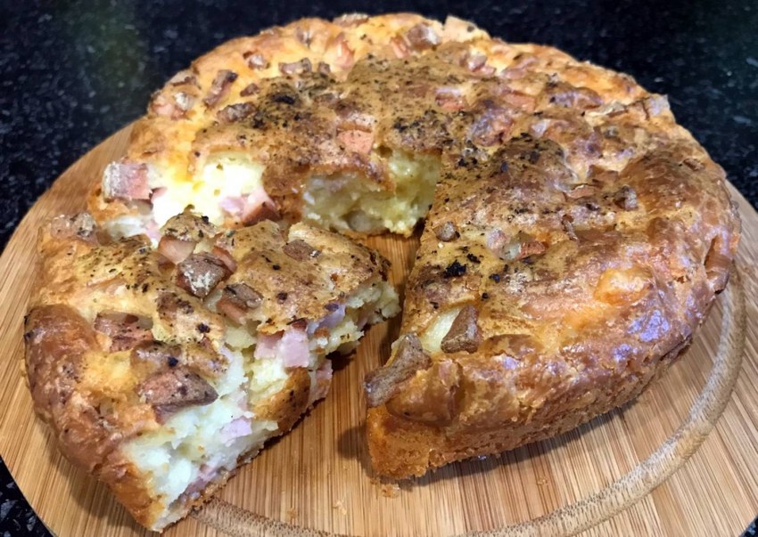 Заливной пирог с луком и яйцом