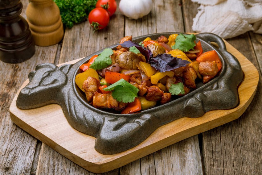 Жаркое из телятины (телятина с картофелем, грибами и помидорами)