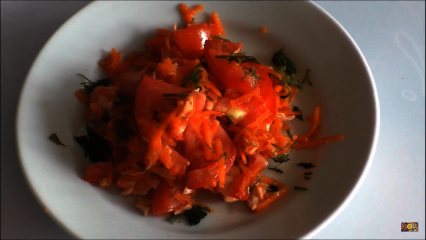Салат из копчёной курицы с корейской морковкой и огурцом