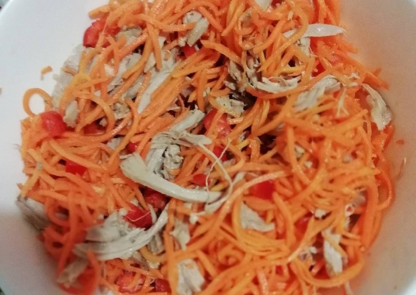 Салат с куриной грудкой и корейской морковкой