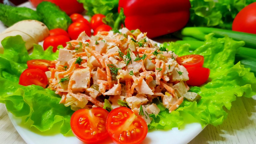 Салат из копчёной курицы с корейской морковкой и огурцом