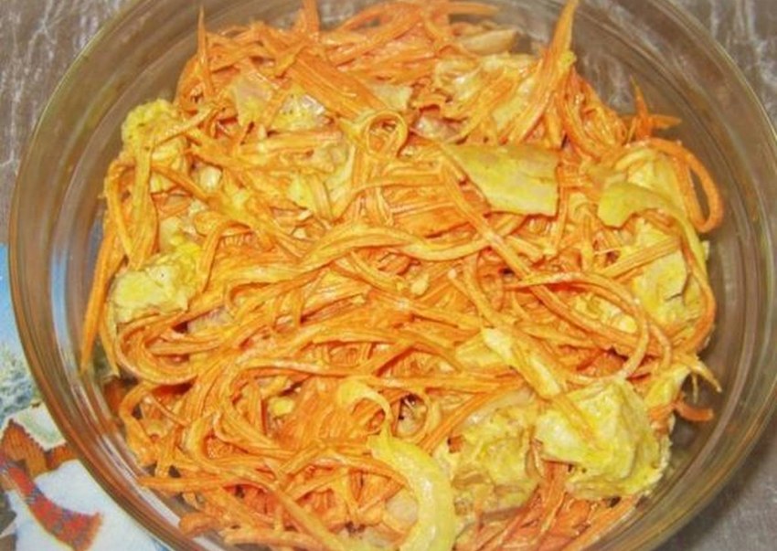 Салат из копчёной курицы с корейской морковкой и огурцом