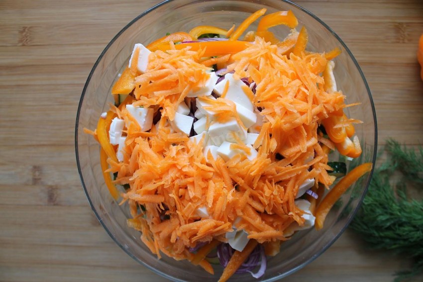 Салат с корейской морковью и копченой курицей и болгарским перцем