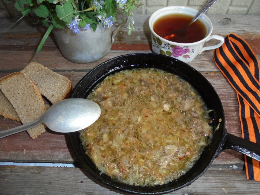 Пшенная каша с тушенкой