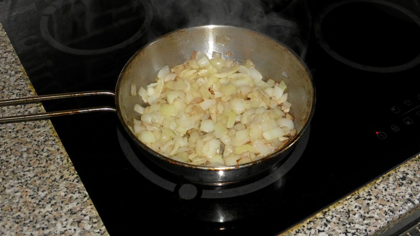 Пшеничная каша с тушенкой