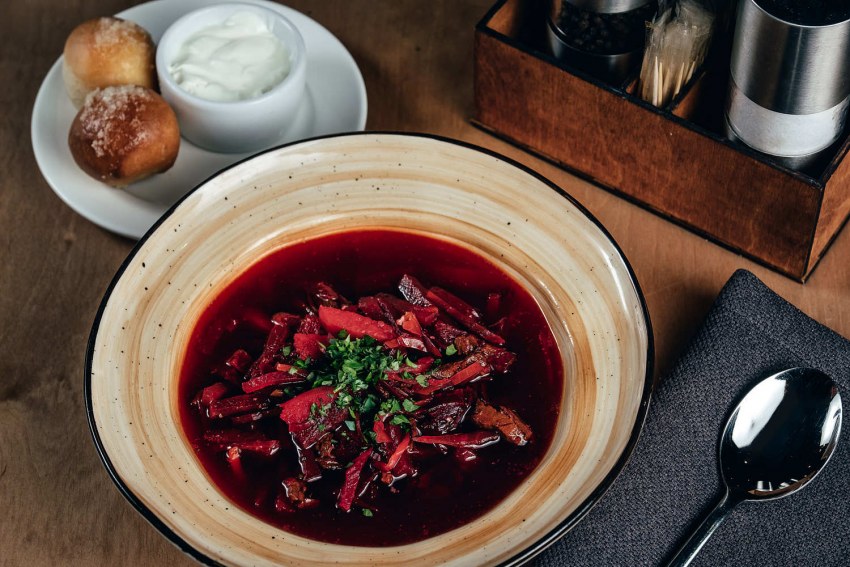 Борщ с говядиной и сметаной
