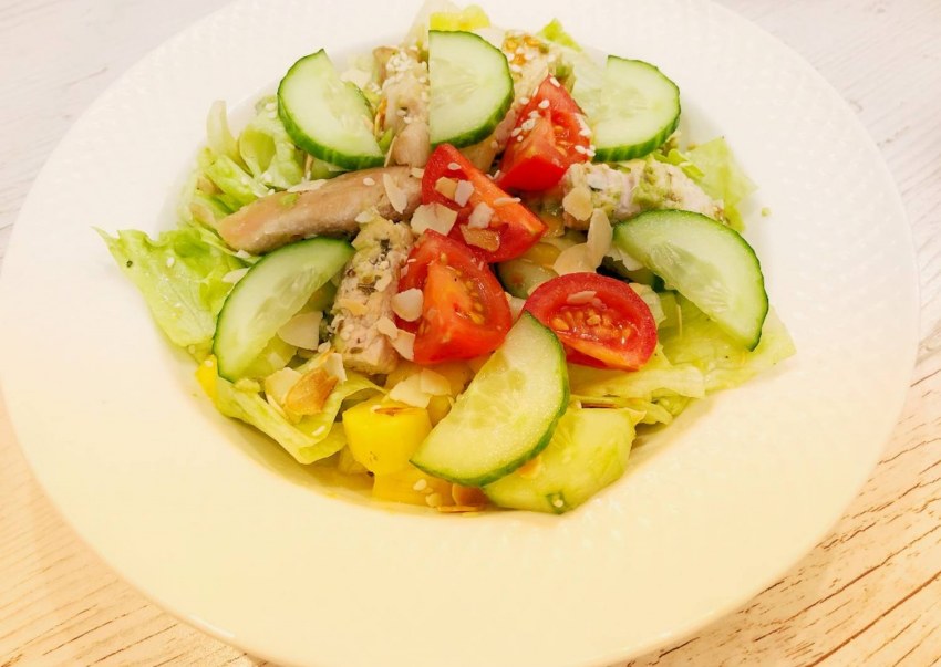 Салат с манго, авокадо и курицей