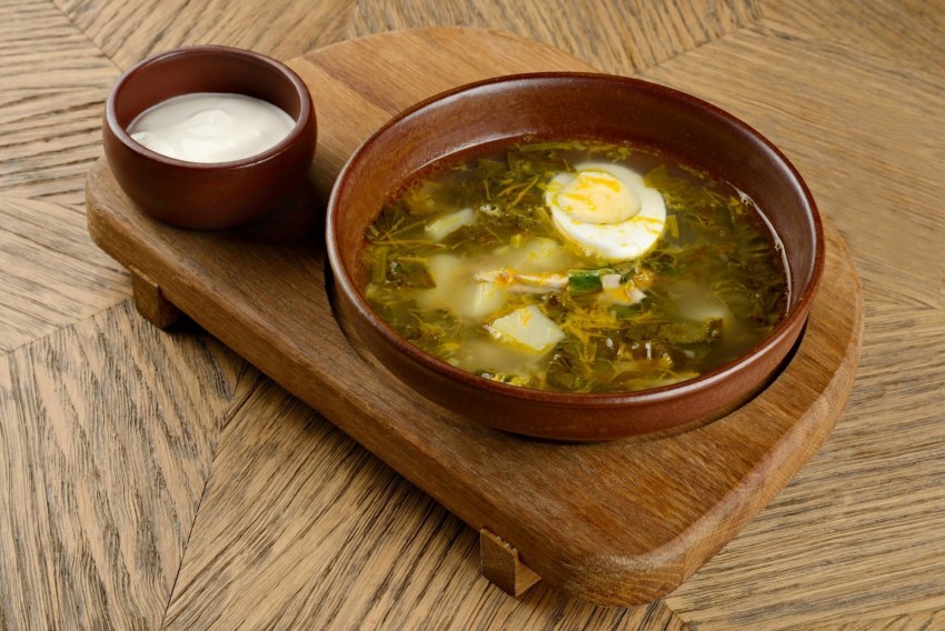 Щи из свежей капусты с курицей и помидорами