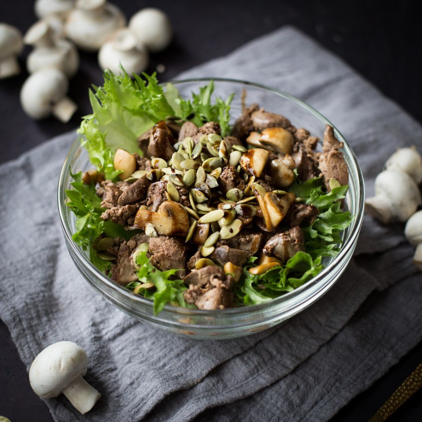 Салат с куриной печенью