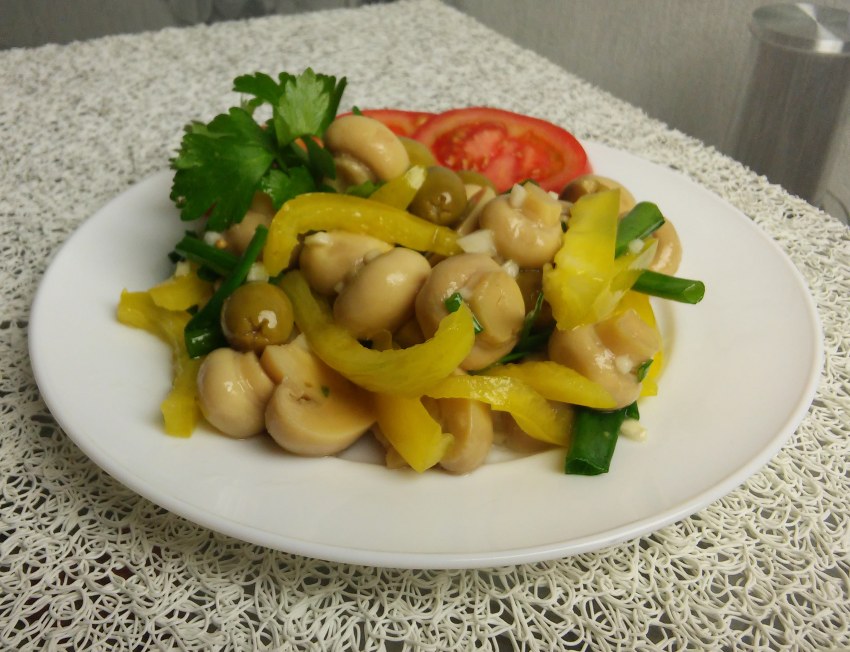 Салат с курицей и грибами