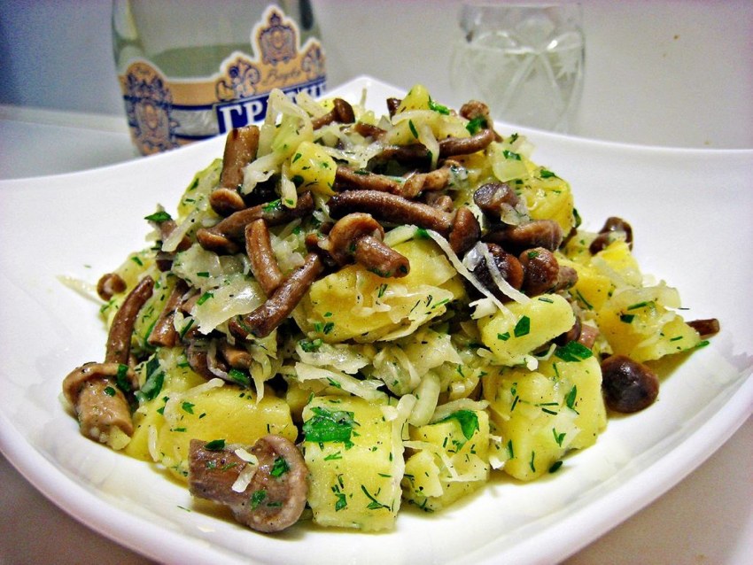 Салат с грибами и картошкой