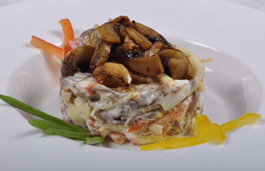 Салат с говядиной и белыми грибами