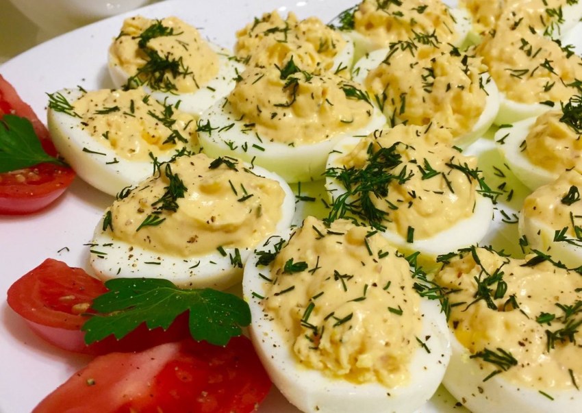 Фаршированные яйца с сыром