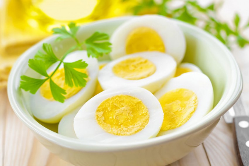 Украшение из яйца и маслин