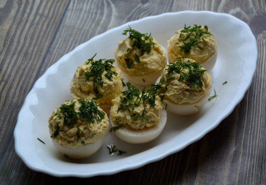 Яйца фаршированные сыром и чесноком