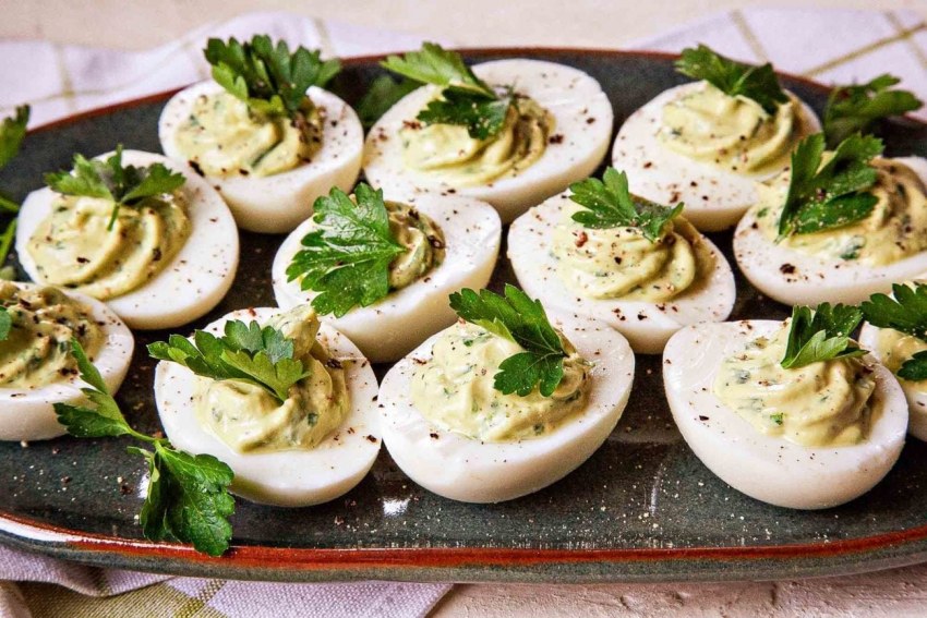Фаршированные яйца с крабовыми палочками и сыром
